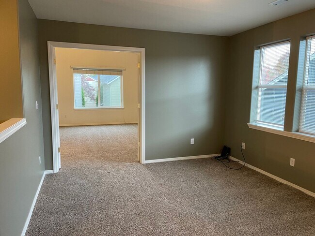 Building Photo - Custom Townhome in Camas School District! Stainless Steel Appliances and A/C!