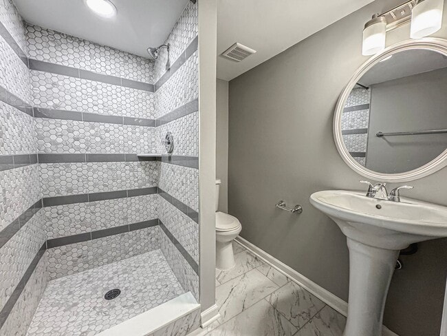 Building Photo - Charming 3 Bed 3 Bath Sitting On A Large Lot In Beautiful Summit Veitch