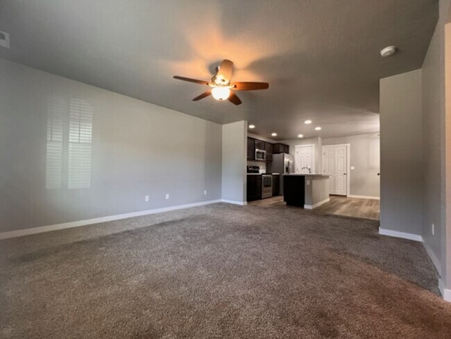Building Photo - Beautiful Home Tucked In A Great Neighborhood