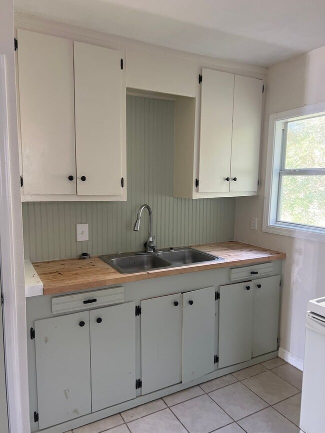 Building Photo - 1 bedroom home for lease