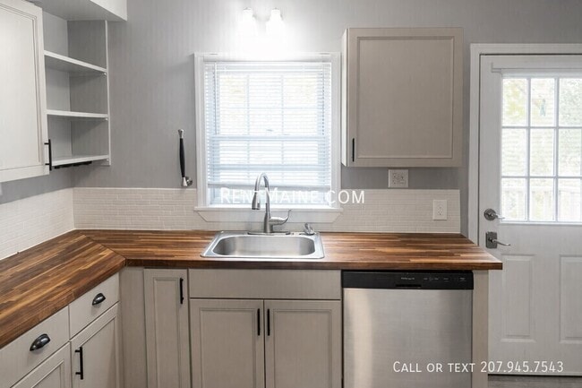 Building Photo - 454 S Main St