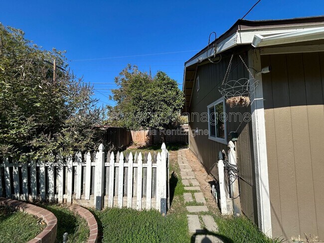 Building Photo - 1222 W Saginaw Way