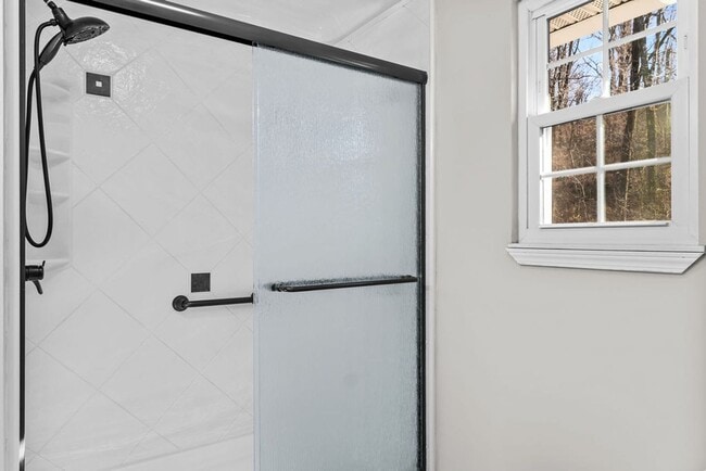 Building Photo - Newly Updated 4bd/3bth in Seymour!