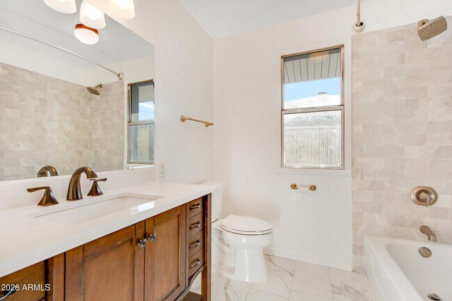 Building Photo - 1036 E Geneva Dr