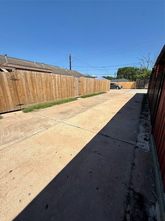 Building Photo - 5830 Clarewood Dr