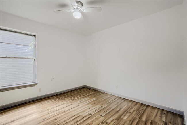 Building Photo - 326 E Holley St
