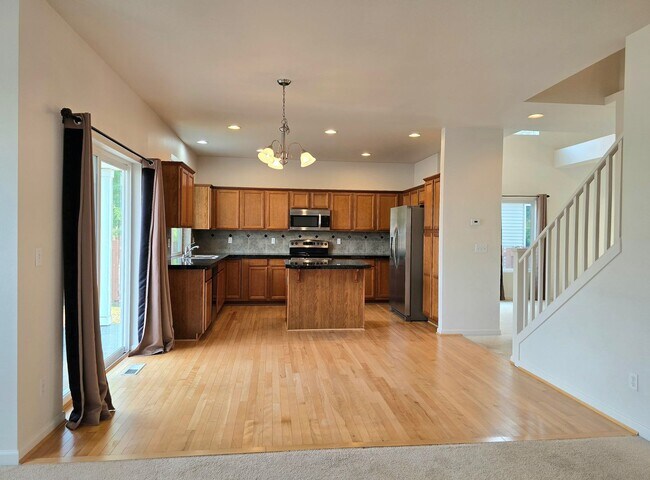 Building Photo - Charming Single Family 4 Bed/2.5 Bath Home...
