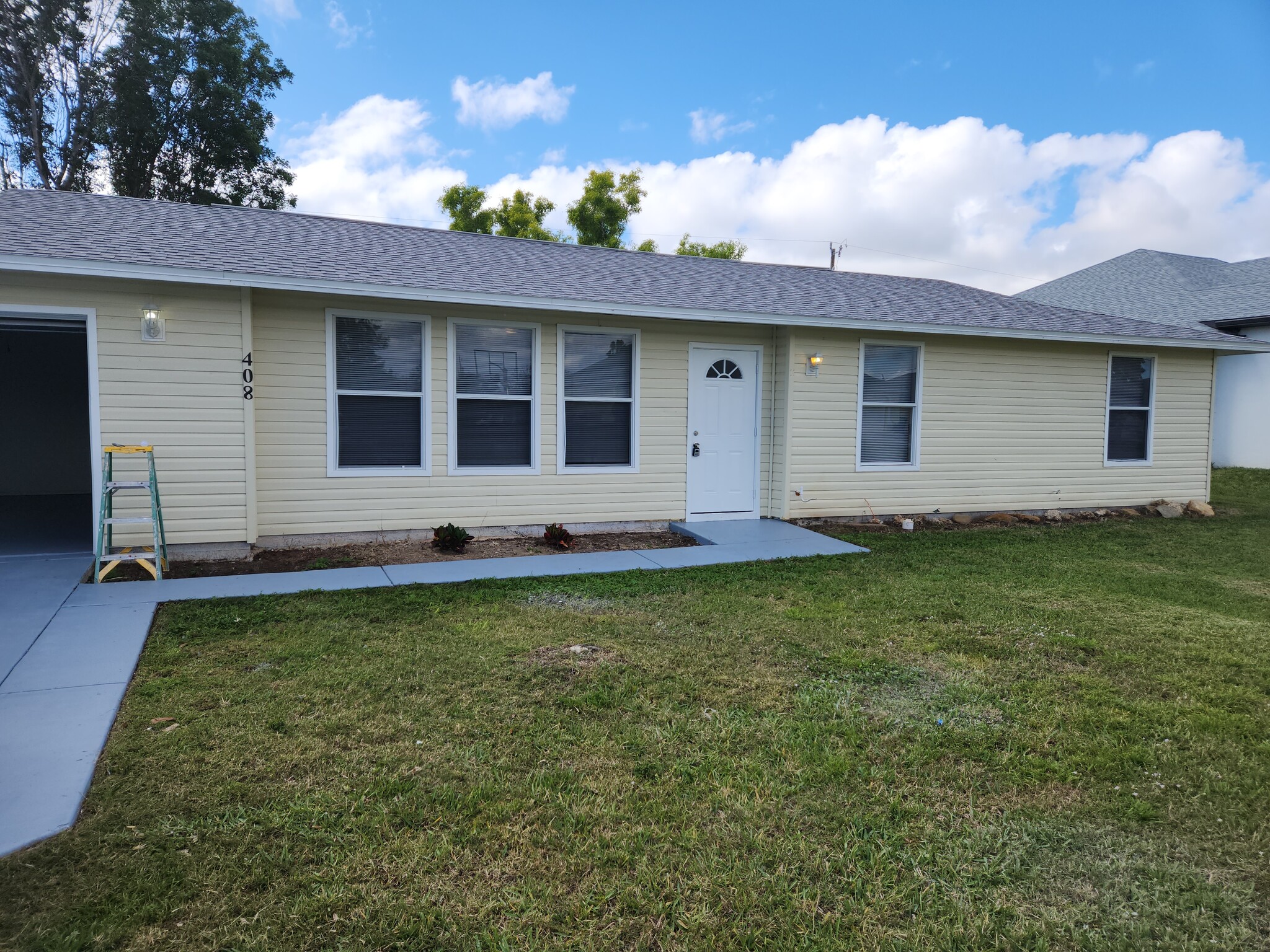 Front - 408 SE 16th St