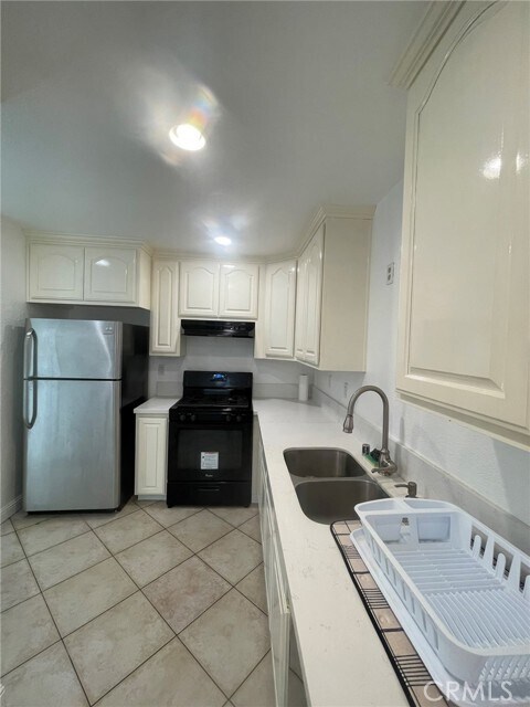 Building Photo - 1830 N Vineyard Ave