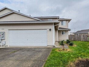 Building Photo - Move in Ready 3bd/2.5bth Townhome in great central location!