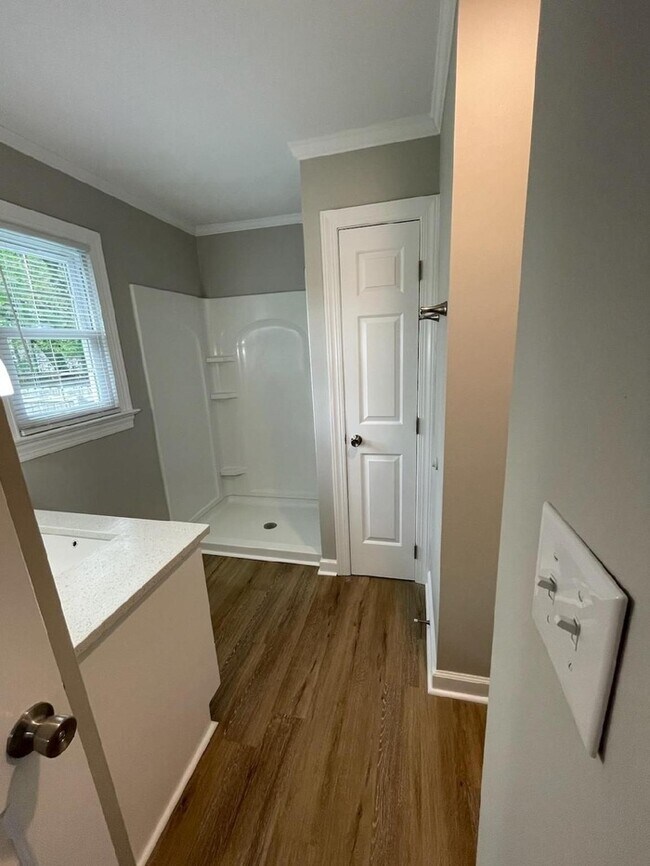 Building Photo - 3 Bedroom 2 Bath