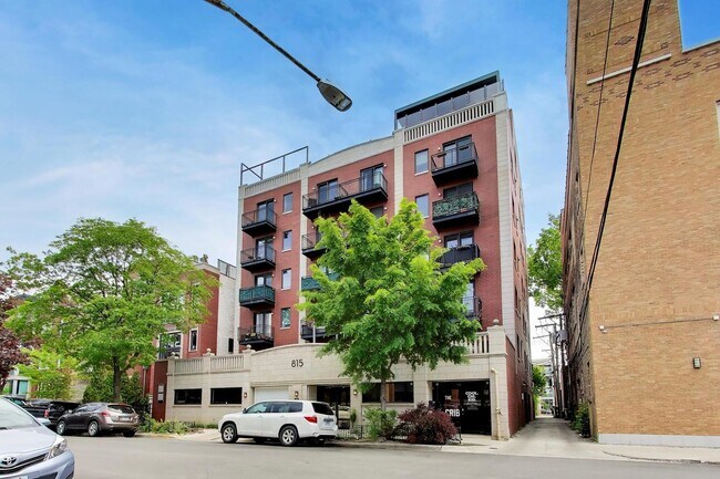 Building Photo - 815 N Marshfield Ave