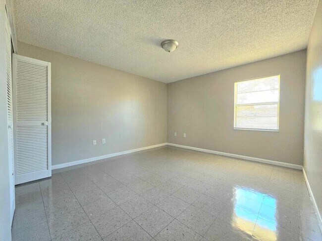 Building Photo - 603 E Garden St