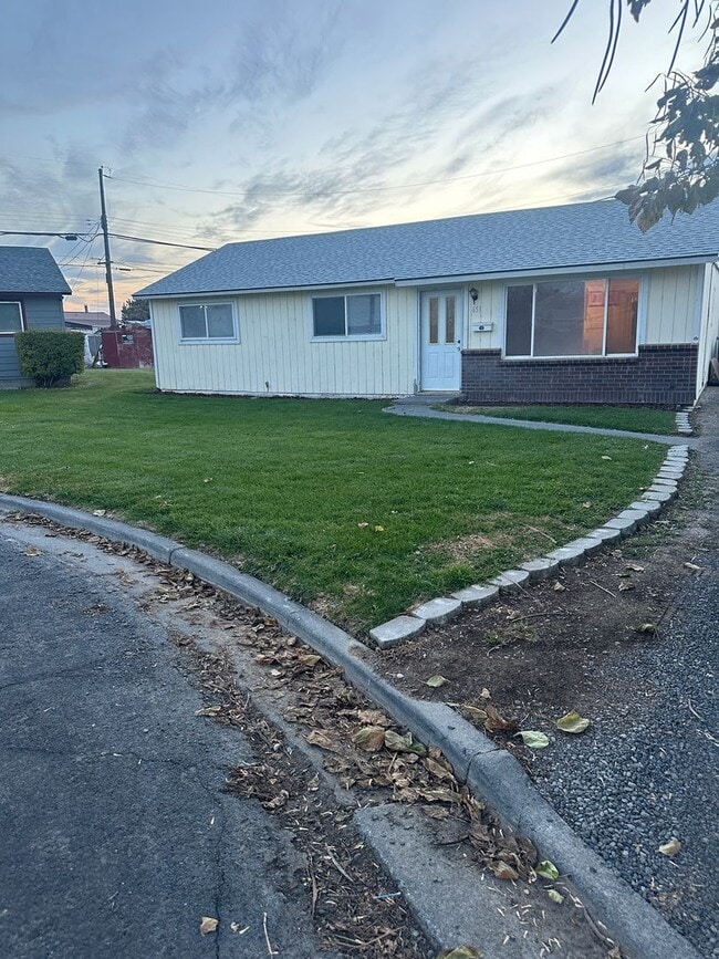 Building Photo - Fully Remodeled Home, Move In Ready! Pet considered with approved application.