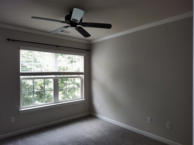 Building Photo - Move-in ready Townhome with in Stone Creek...