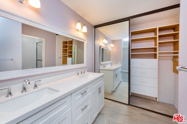 Building Photo - 1017 Via Colinas