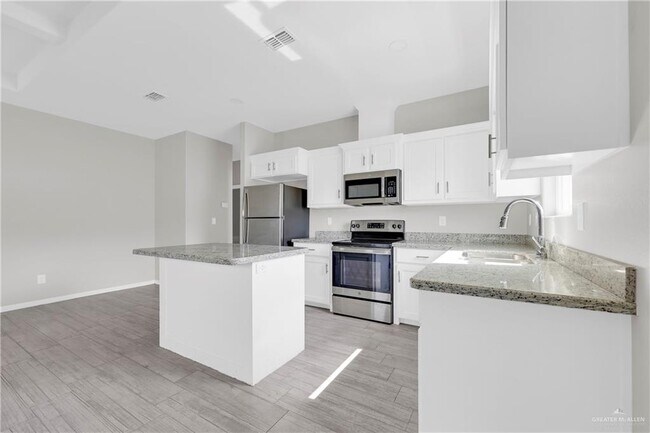 Building Photo - 16 S Dahlia St