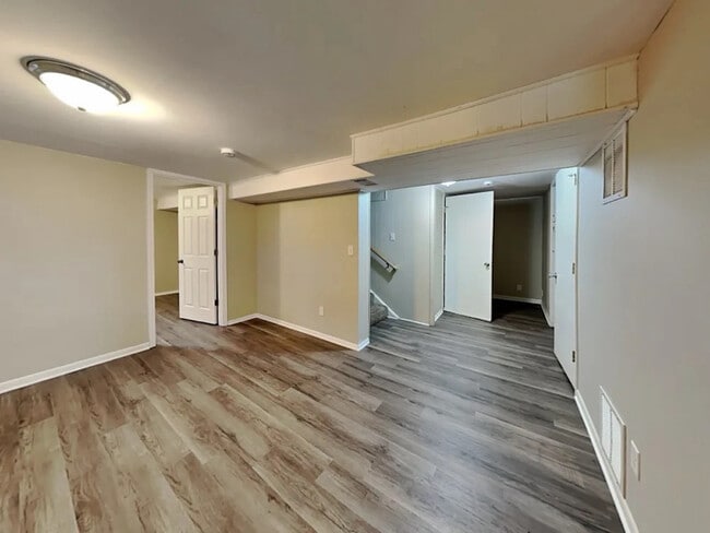 Building Photo - 3021 Commodore Dr