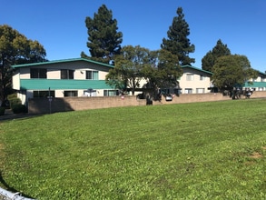 Building Photo - 240 Holly St