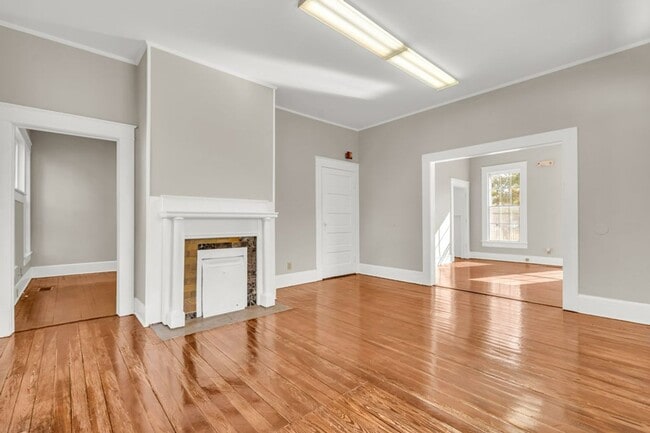 Building Photo - 402 N Gloster St