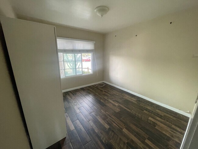 Building Photo - Beautiful 2 Bedroom Home with Large Yard