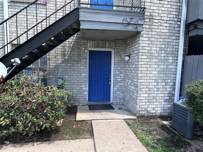 Building Photo - 9700 Leawood Blvd