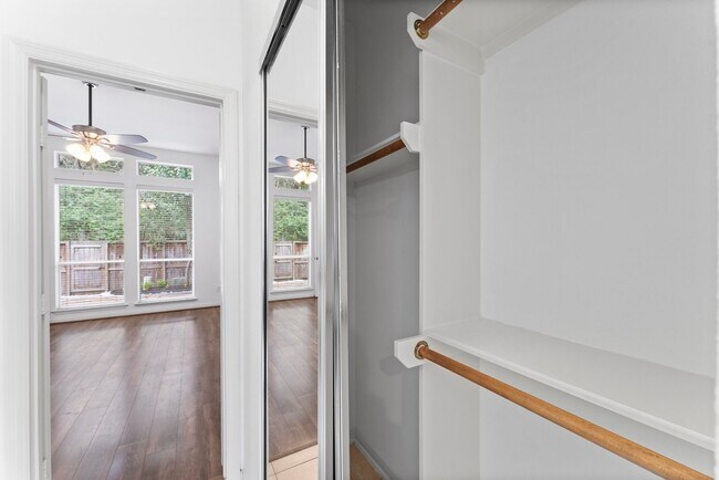 Building Photo - 31 W Greenhill Terrace Pl