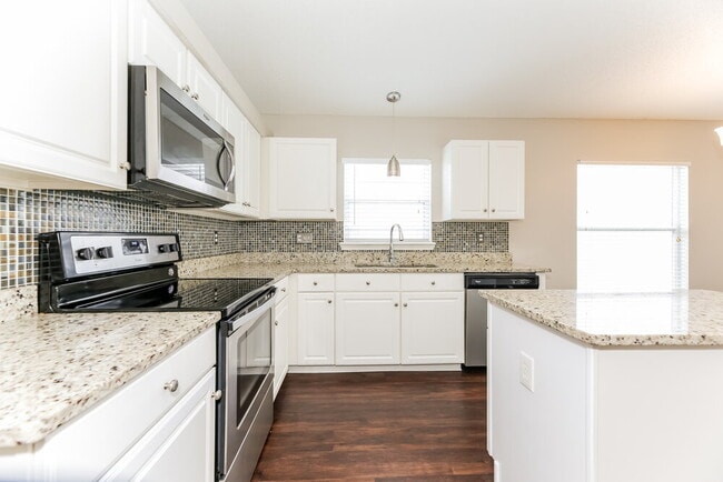 Building Photo - 878 S Lilac Loop
