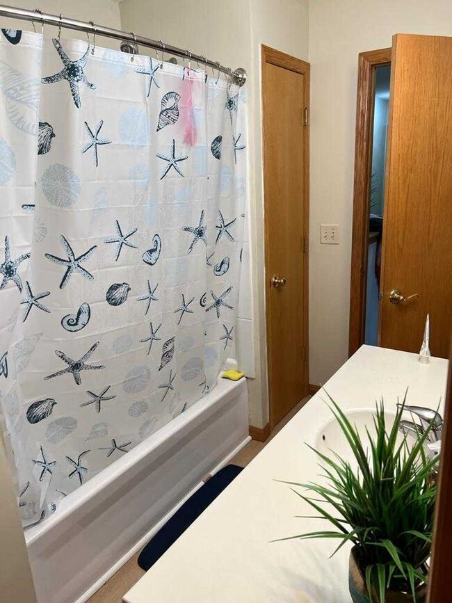 Building Photo - rare champlin 3 bed townhouse!