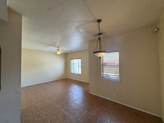 Building Photo - Cute Northwest Townhome!