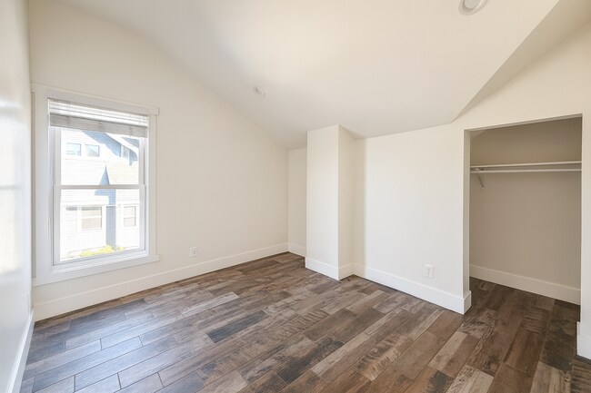 Building Photo - 1462 W 28th St