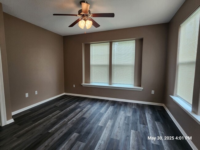 Building Photo - 3 bedroom / 2 bath in 77630. Immediate mov...