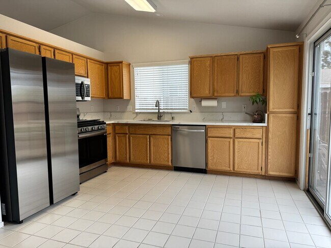 Building Photo - Recently remodeled charmer!