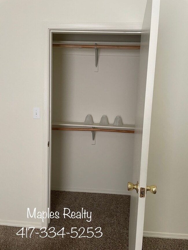 Building Photo - 2 bedroom / 1 bathroom apartment