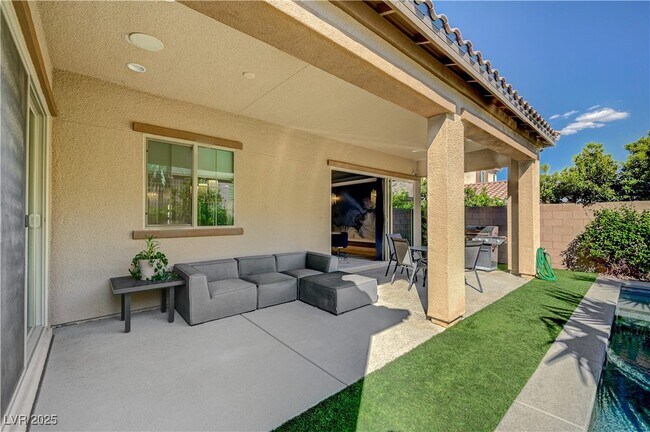 Building Photo - 3943 Reyes Ave