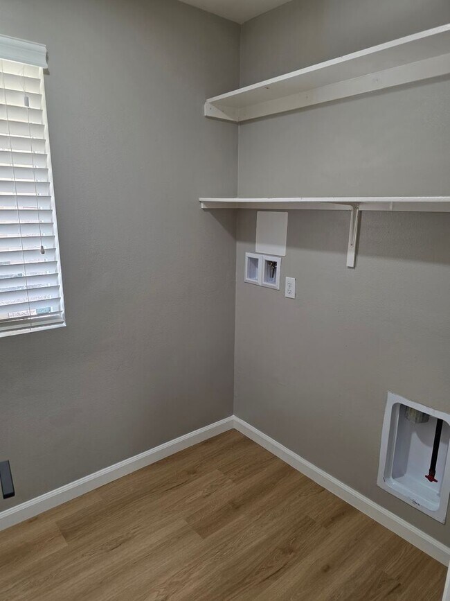 Building Photo - Beautiful Single Level 4 Bedroom located in Canyon Hills