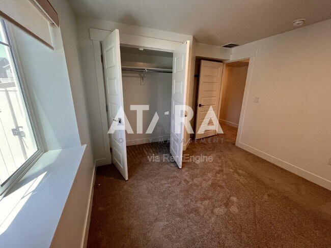 Building Photo - 909 Sagehill Dr