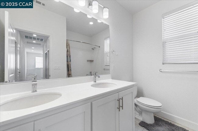 Building Photo - 300 Hideaway Ln