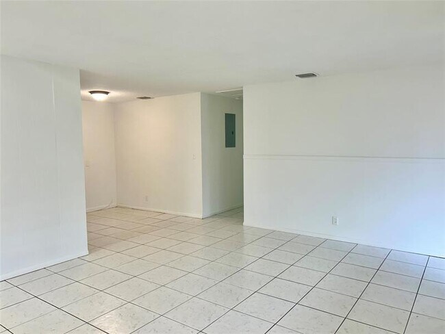 Building Photo - 1121 SE 22nd Ave
