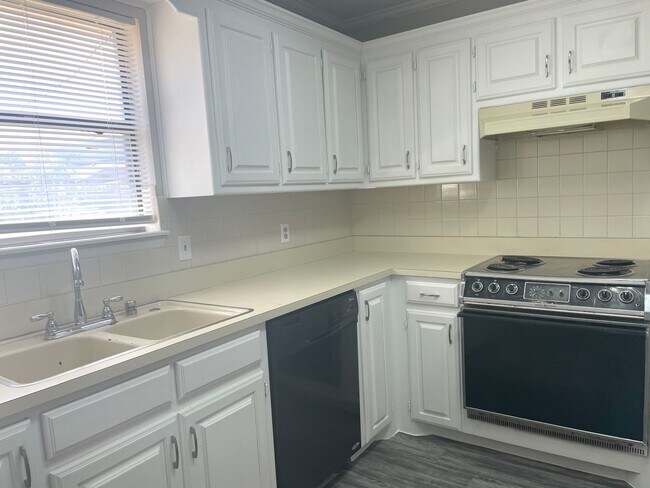 Building Photo - 3 bed 2 bath 2 car Garage