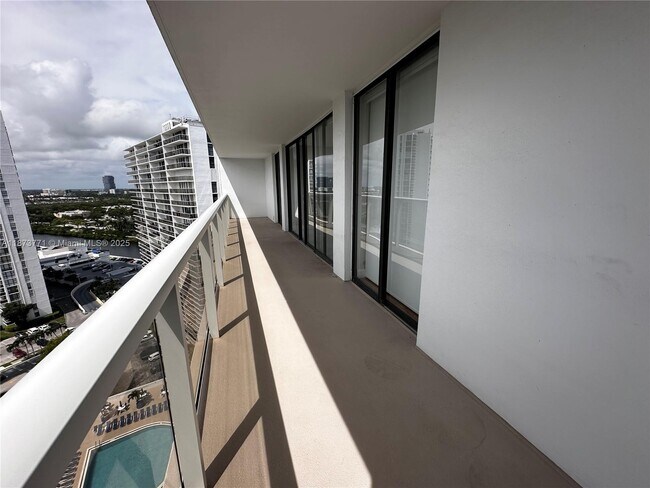 Building Photo - 3731 N Country Club Dr