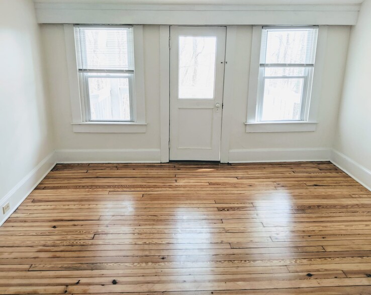 Bedroom with Balcony - 75 Lanier St