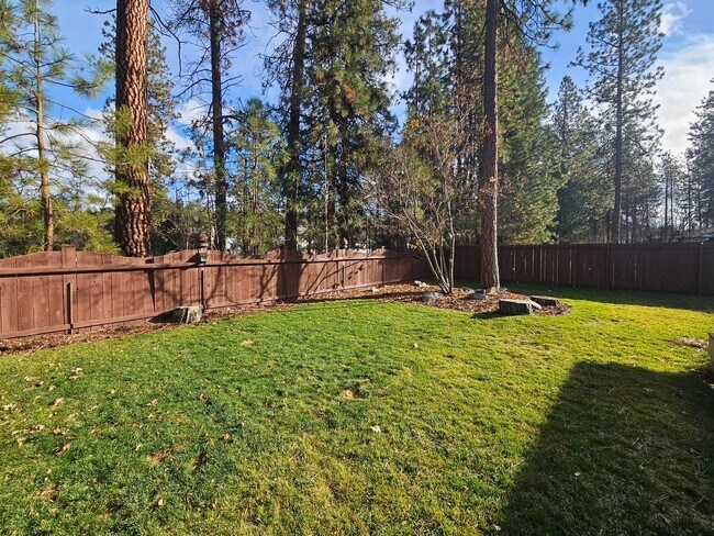 Building Photo - 6902 N Old Fort Dr