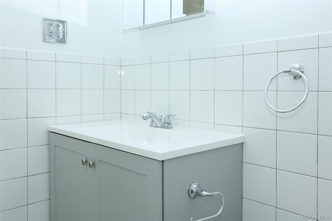 Building Photo - 13 Regina Pl