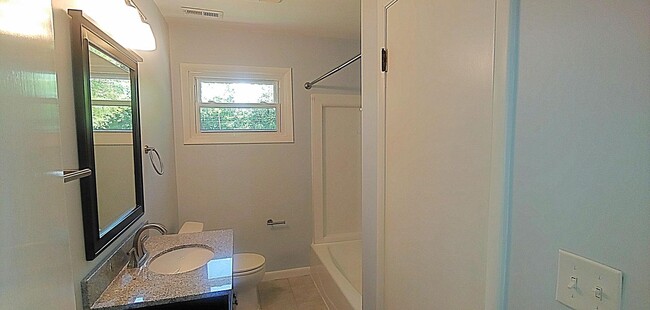 Building Photo - 3 BR, 2 Bath Home Available in Homewood