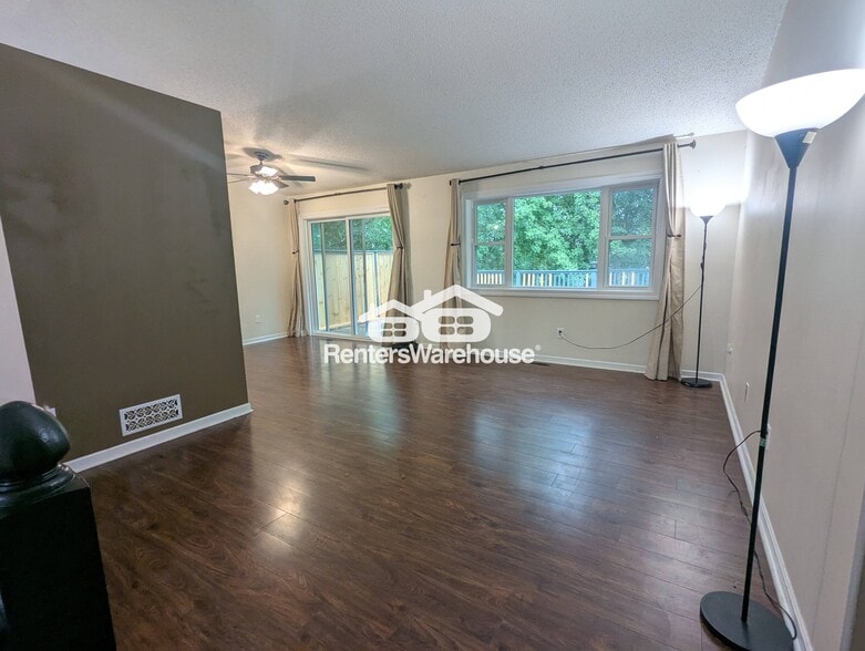 Building Photo - 1120 Westbury Cir