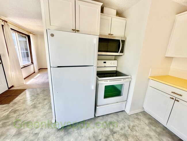 Building Photo - Awesome 2-Bedroom Condo Near Multnomah Vil...