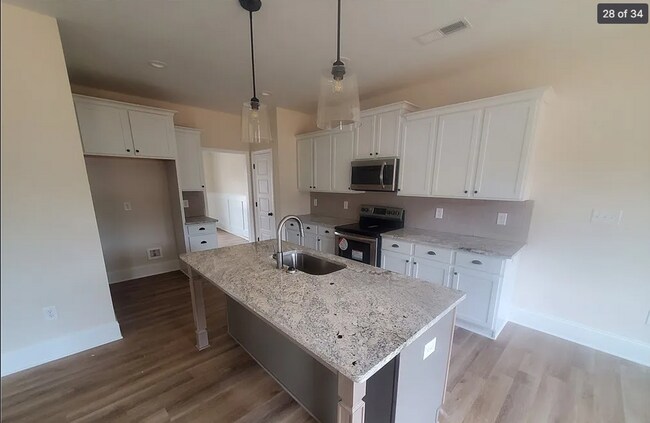Building Photo - Charming 4 Bedroom 2.5 Bathroom with Bonus Room