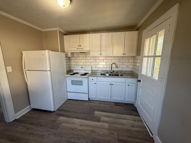 Building Photo - 221 Spruce St W