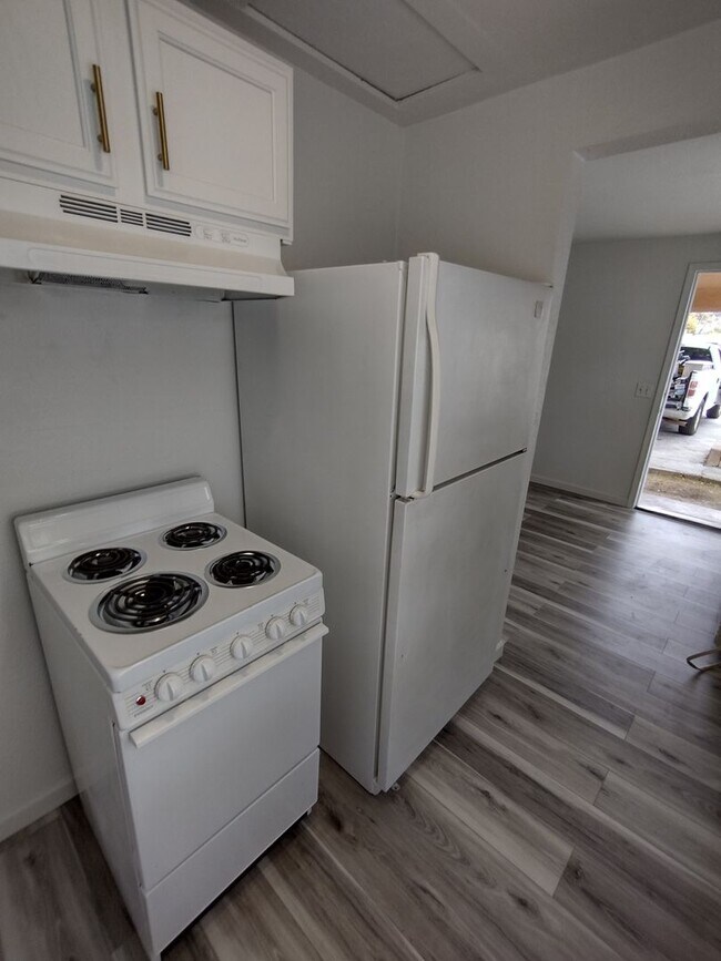 Building Photo - Sharp 1 Bed/1 Bath Updated Apt
